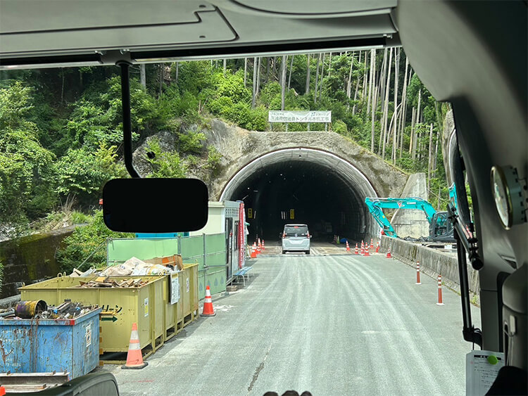 青崩峠トンネル・現道改良区間の整備状況視察・勉強会の様子02