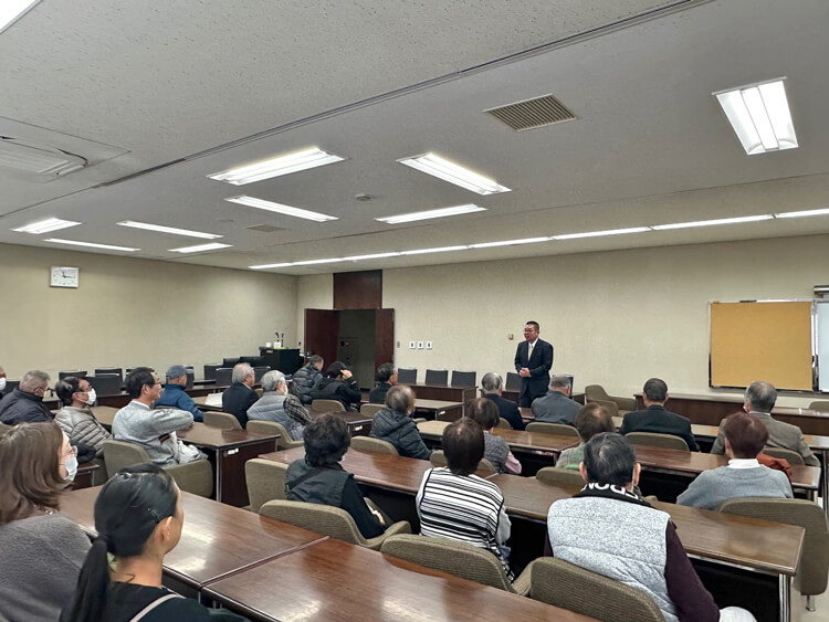 代表質問後の様子01