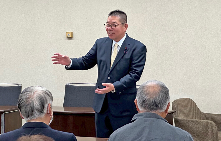 代表質問後の様子02