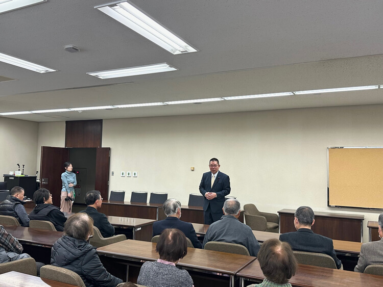 代表質問後の様子03